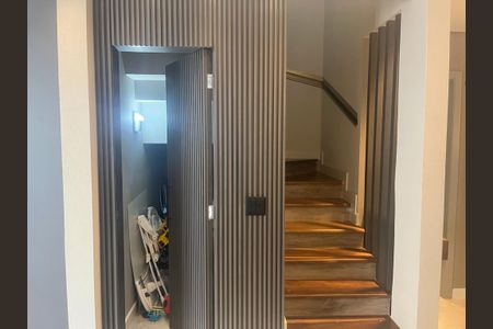 Casa de condomínio à venda com 273m², 4 quartos e 3 vagas Casa de condomínio à venda com 273m², 4 quartos e 3 vagasSala