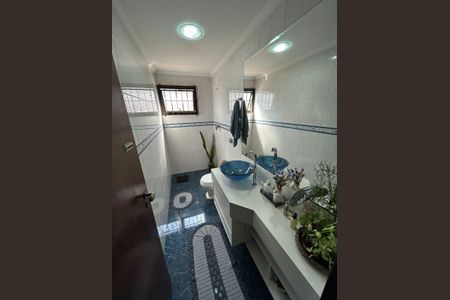 Banheiro social de casa à venda com 3 quartos, 212m² em Vila Humaita, Santo André