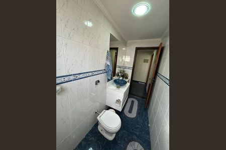 Banheiro social de casa à venda com 3 quartos, 212m² em Vila Humaita, Santo André