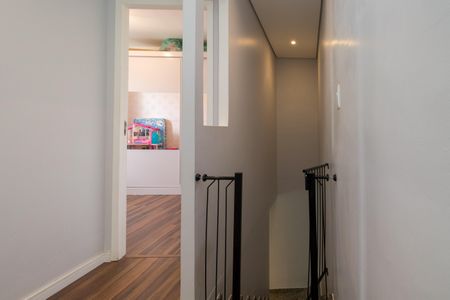 Casa à venda com 78m², 2 quartos e 2 vagas Casa à venda com 78m², 2 quartos e 2 vagasEscada dos quartos