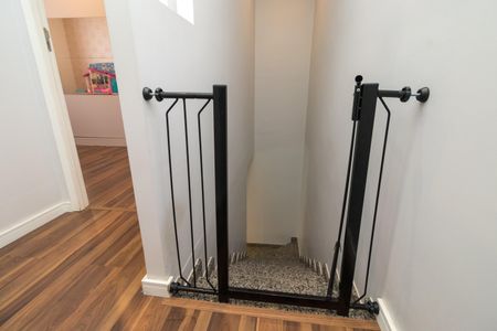 Casa à venda com 78m², 2 quartos e 2 vagas Casa à venda com 78m², 2 quartos e 2 vagasEscada dos quartos