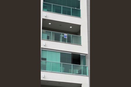 Apartamento para alugar com 83m², 3 quartos e 2 vagasPlaca instalada na varanda da sala no terceiro andar. Cod SNOQ-917