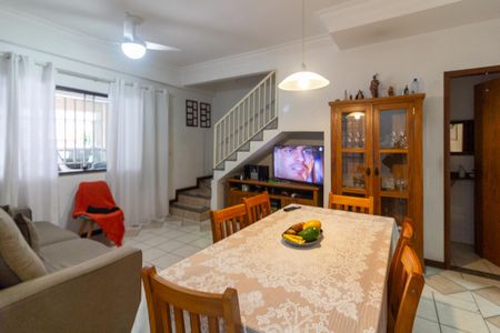 Casa à venda com 75m², 2 quartos e 2 vagas Casa à venda com 75m², 2 quartos e 2 vagasSala