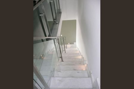 Apartamento para alugar com 120m², 2 quartos e 2 vagas Apartamento para alugar com 120m², 2 quartos e 2 vagasEscada