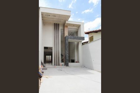 Casa à venda com 180m², 4 quartos e 3 vagas Casa à venda com 180m², 4 quartos e 3 vagasFachada