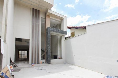 Casa à venda com 180m², 4 quartos e 3 vagas Casa à venda com 180m², 4 quartos e 3 vagasFachada
