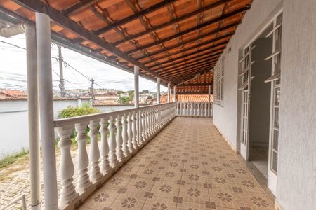 Casa à venda com 236m², 3 quartos e 4 vagasVaranda