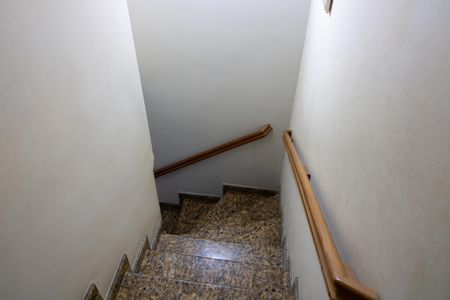 Casa à venda com 85m², 2 quartos e 2 vagas Casa à venda com 85m², 2 quartos e 2 vagasEscada