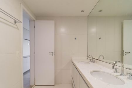 Apartamento para alugar com 241m², 4 quartos e 4 vagasBanheiro da Suíte 2