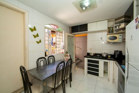 Casa à venda com 235m², 4 quartos e 4 vagas Casa à venda com 235m², 4 quartos e 4 vagasCOZINHA