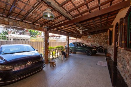 Casa à venda com 235m², 4 quartos e 4 vagas Casa à venda com 235m², 4 quartos e 4 vagasGARAGEM