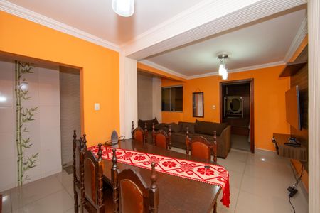 Casa à venda com 235m², 4 quartos e 4 vagas Casa à venda com 235m², 4 quartos e 4 vagasSALA