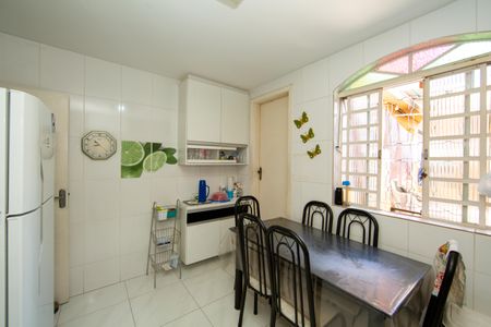 Casa à venda com 235m², 4 quartos e 4 vagas Casa à venda com 235m², 4 quartos e 4 vagasCOZINHA