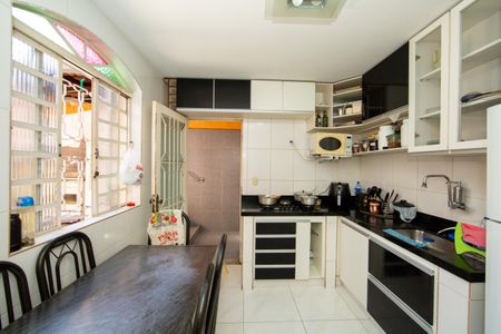 Casa à venda com 235m², 4 quartos e 4 vagas Casa à venda com 235m², 4 quartos e 4 vagasCOZINHA