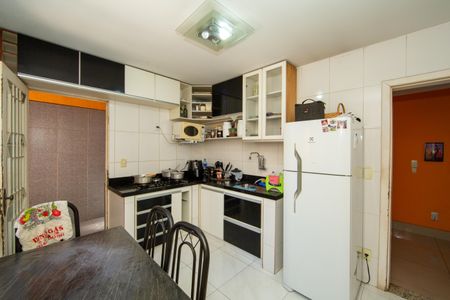 Casa à venda com 235m², 4 quartos e 4 vagas Casa à venda com 235m², 4 quartos e 4 vagasCOZINHA