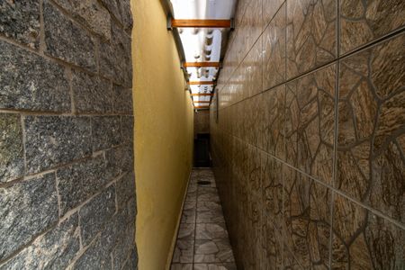 Casa à venda com 250m², 3 quartos e 2 vagas Casa à venda com 250m², 3 quartos e 2 vagascorredor de acesso casa 2