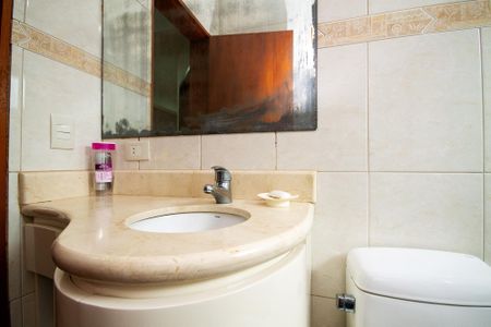 Casa de condomínio para alugar com 380m², 3 quartos e 4 vagasBanheiro 1