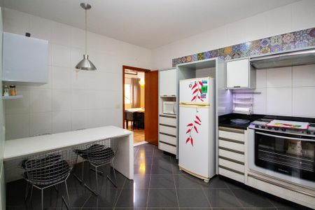 Casa de condomínio para alugar com 380m², 3 quartos e 4 vagasCozinha