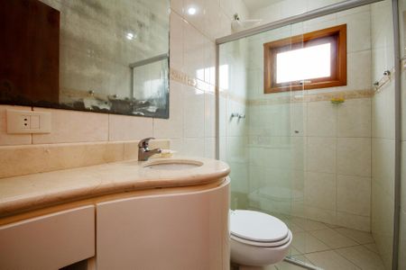 Casa de condomínio para alugar com 380m², 3 quartos e 4 vagasBanheiro 1