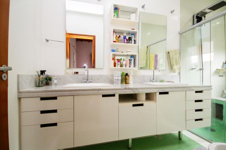 Casa de condomínio para alugar com 380m², 3 quartos e 4 vagasBanheiro Suíte 2