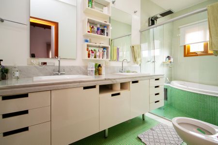 Casa de condomínio para alugar com 380m², 3 quartos e 4 vagasBanheiro Suíte 2