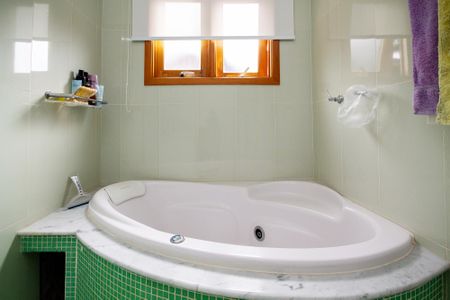 Casa de condomínio para alugar com 380m², 3 quartos e 4 vagasBanheiro Suíte 2