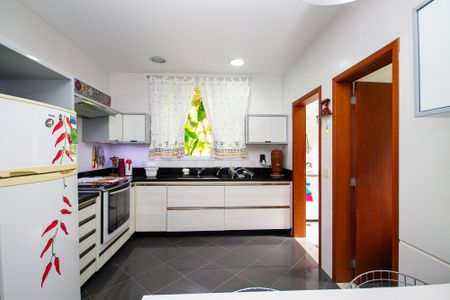 Casa de condomínio para alugar com 380m², 3 quartos e 4 vagasCozinha