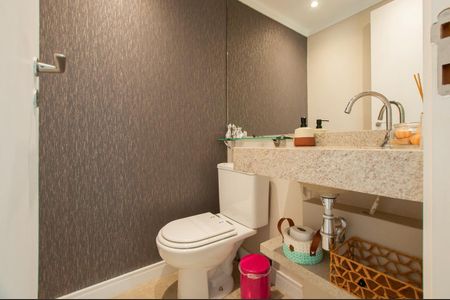 Banheiro de apartamento à venda com 3 quartos, 185m² em Vila Ipojuca, São Paulo