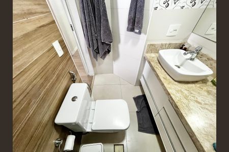 Apartamento à venda com 65m², 2 quartos e 2 vagas Apartamento à venda com 65m², 2 quartos e 2 vagasBanheiro da Suíte