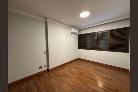 Apartamento à venda com 290m², 3 quartos e 4 vagasSuíte 2