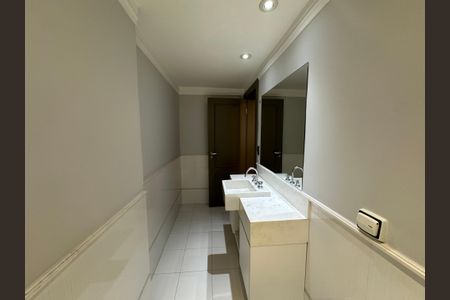 Apartamento à venda com 290m², 3 quartos e 4 vagasBanheiro da Suíte 2