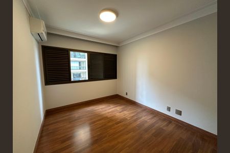 Apartamento à venda com 290m², 3 quartos e 4 vagasSuíte 2