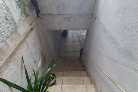 Casa para alugar com 200m², 2 quartos e 2 vagasEscada