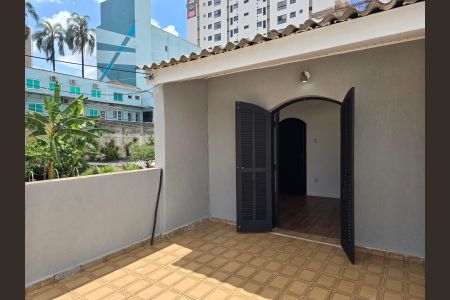 Casa à venda com 130m², 2 quartos e 1 vaga Casa à venda com 130m², 2 quartos e 1 vagaQuarto 02 com Varanda