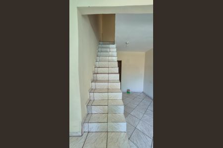 Casa para alugar com 183m², 3 quartos e 1 vagaEscada de acesso para o segundo andar 