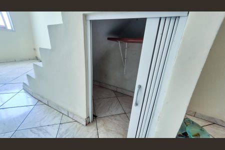 Casa para alugar com 183m², 3 quartos e 1 vagaArmário em baixo da escada 