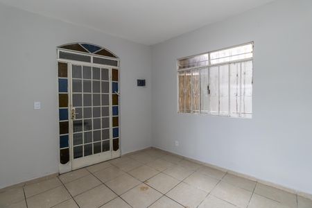 Sala 1 de casa para alugar com 1 quarto, 40m² em Glória, Belo Horizonte