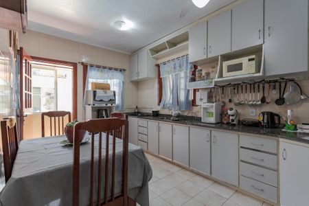 Casa para alugar com 238m², 5 quartos e 3 vagas Casa para alugar com 238m², 5 quartos e 3 vagasCozinha e Área de Serviço