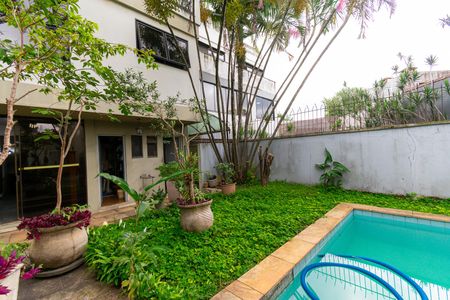 Casa à venda com 464m², 8 quartos e 5 vagas Casa à venda com 464m², 8 quartos e 5 vagasPiscina