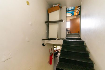 Casa à venda com 464m², 8 quartos e 5 vagas Casa à venda com 464m², 8 quartos e 5 vagasEscada