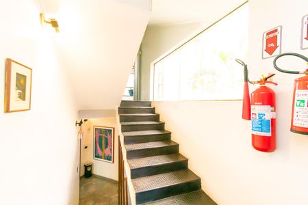 Casa à venda com 464m², 8 quartos e 5 vagas Casa à venda com 464m², 8 quartos e 5 vagasEscada