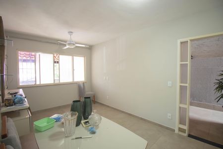 Sala de casa de condomínio para alugar com 2 quartos, 80m² em Colubandê, São Gonçalo