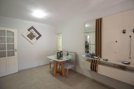 Sala de casa de condomínio para alugar com 2 quartos, 80m² em Colubandê, São Gonçalo