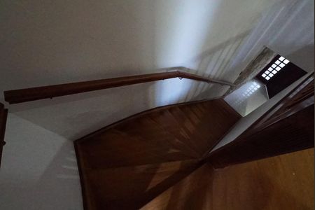 Casa para alugar com 140m², 3 quartos e sem vagaEscada