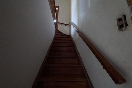 Casa para alugar com 140m², 3 quartos e sem vagaEscada