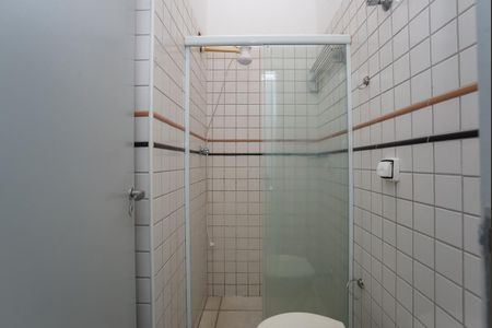 Banheiro de kitnet/studio para alugar com 1 quarto, 28m² em Perdizes, São Paulo