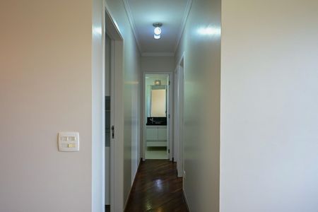 Corredor de apartamento para alugar com 2 quartos, 55m² em Jardim Cláudia, São Paulo
