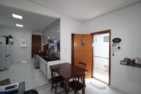 Casa para alugar com 80m², 2 quartos e 2 vagasSala