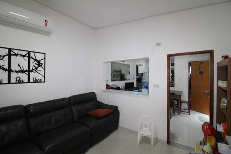 Casa para alugar com 80m², 2 quartos e 2 vagasSala