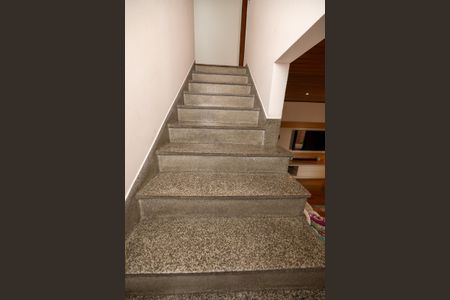 Casa à venda com 260m², 3 quartos e 4 vagas Casa à venda com 260m², 3 quartos e 4 vagasEscada de acesso